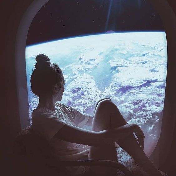 foto de mujer mirando el espacio 